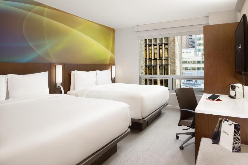 Park Plaza Deluxe King Room with Two King Beds image 3