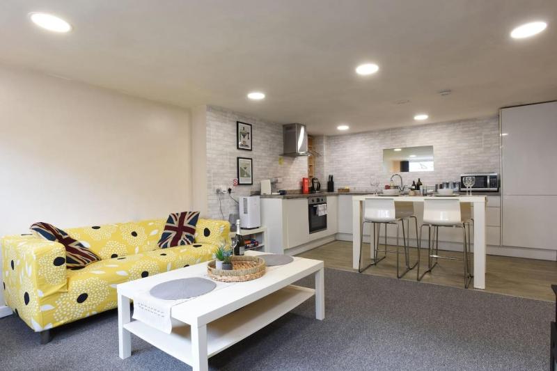 Air Maison - Cosy 1-Bedroom Apartment - 4mins to Pier - Pet Friendly with Shared Garden - image 13