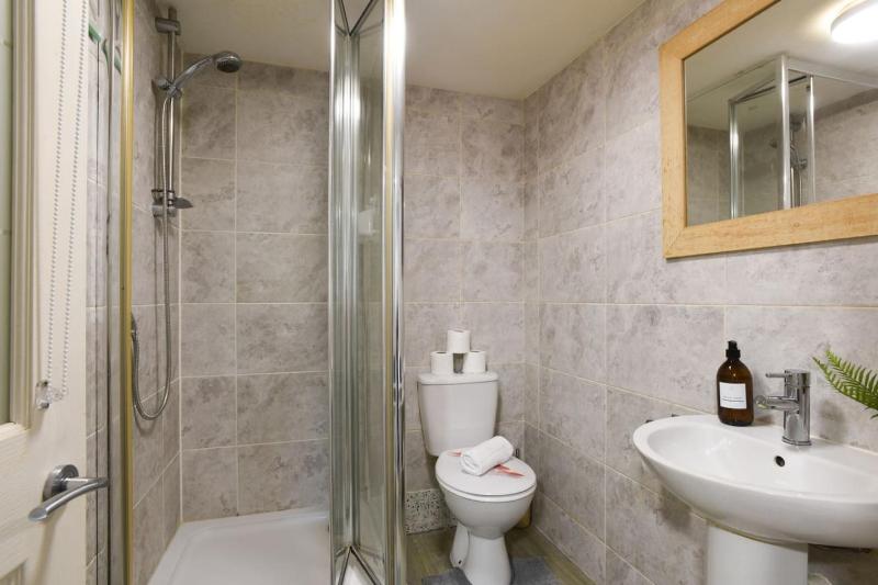 Air Maison - Cosy 1-Bedroom Apartment - 4mins to Pier - Pet Friendly with Shared Garden - image 16