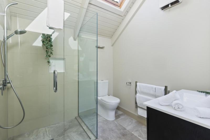 The Point - Great for Families or Groups. Spa pool and close to Ski area and biking trails. - image 26