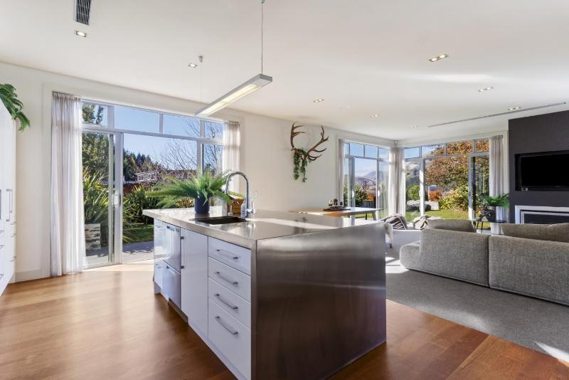 The Point - Great for Families or Groups. Spa pool and close to Ski area and biking trails. - image 18
