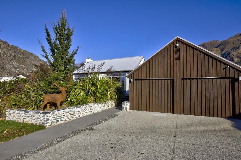 The Point - Great for Families or Groups. Spa pool and close to Ski area and biking trails. - image 2