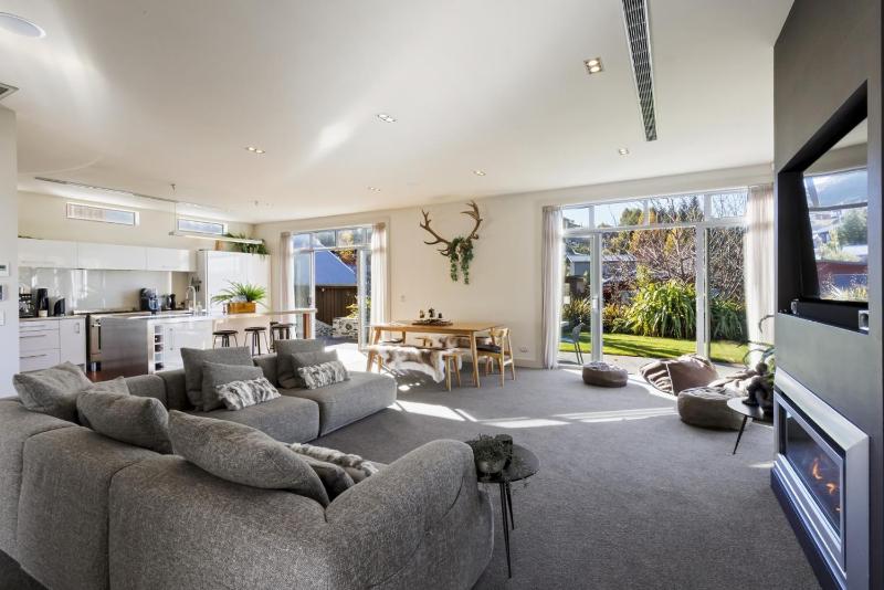 The Point - Great for Families or Groups. Spa pool and close to Ski area and biking trails. - image 31