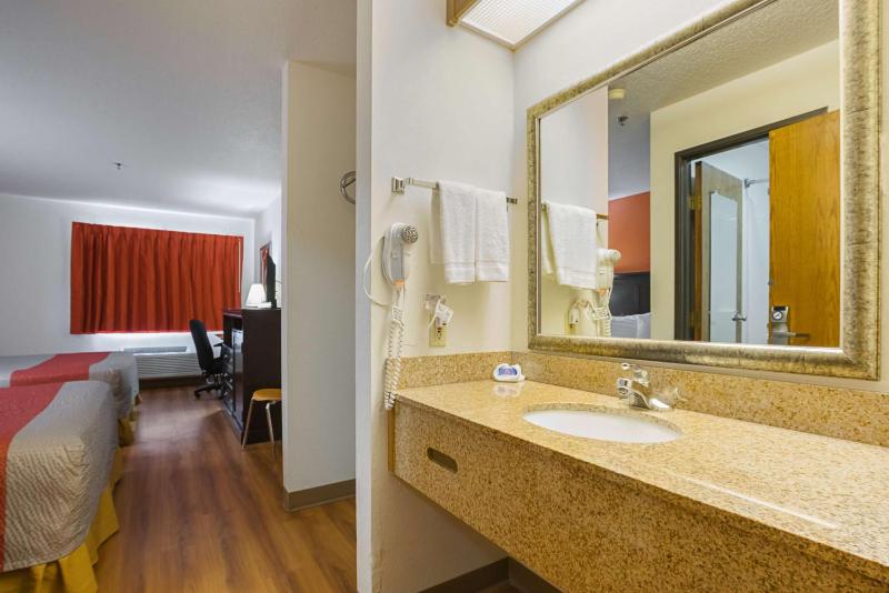 Queen Room with Two Queen Beds - Non-Smoking image 4