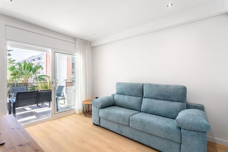 Charming 1-Bedroom Apartment with Pool in Lloret de Mar - image 3