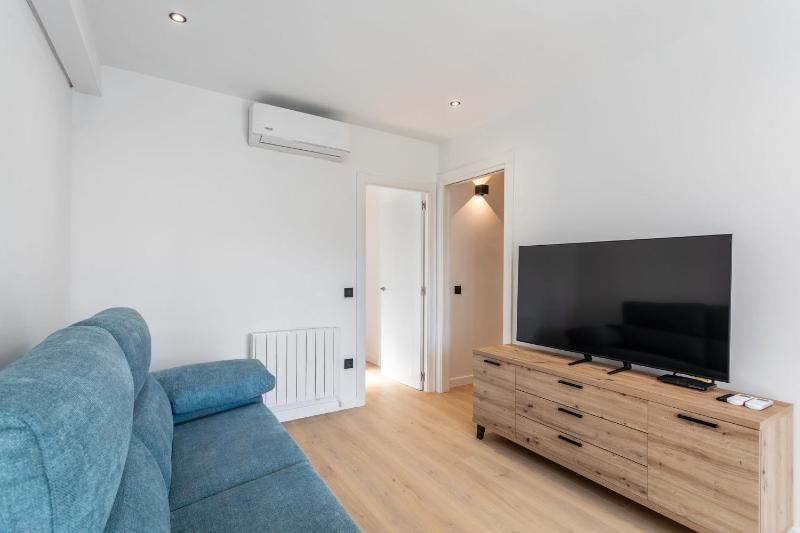 Charming 1-Bedroom Apartment with Pool in Lloret de Mar - image 26