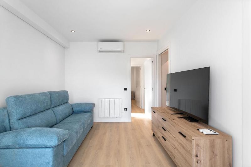 Charming 1-Bedroom Apartment with Pool in Lloret de Mar - image 14