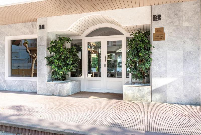 Charming 1-Bedroom Apartment with Pool in Lloret de Mar - image 9