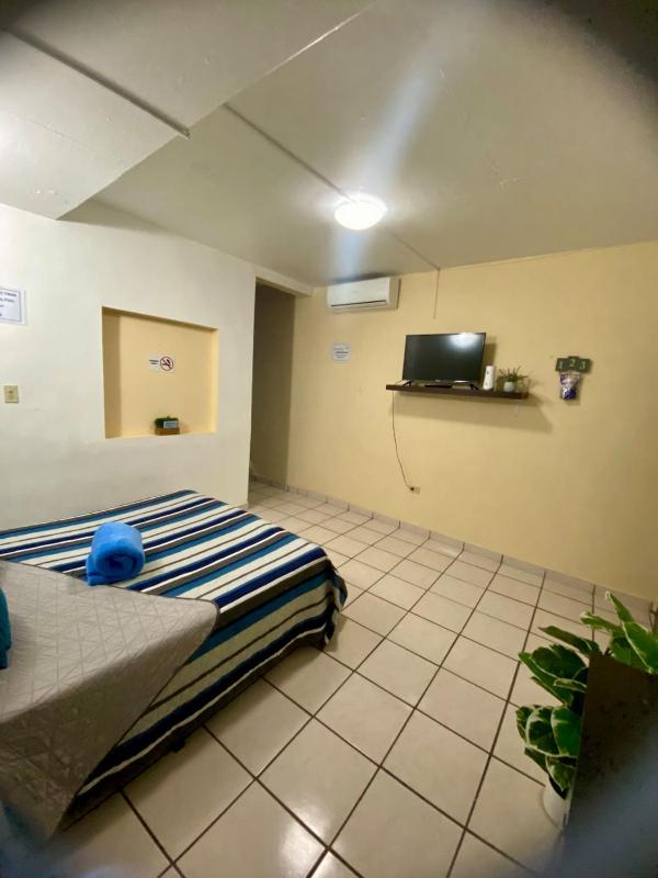 Estudio #1 a 10 min del malecon - image 12