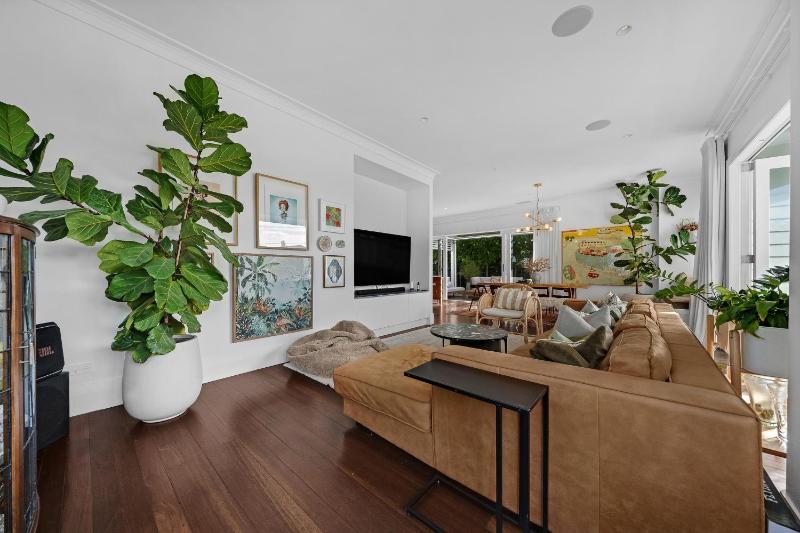 Narrow Neck Beach House Hamptons Luxe Sleeps 7 - image 6