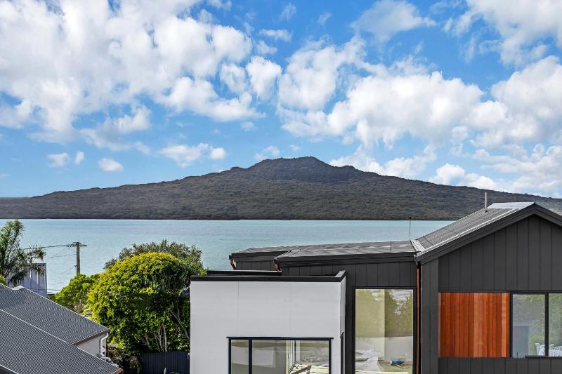 Narrow Neck Beach House Hamptons Luxe Sleeps 7 - image 9
