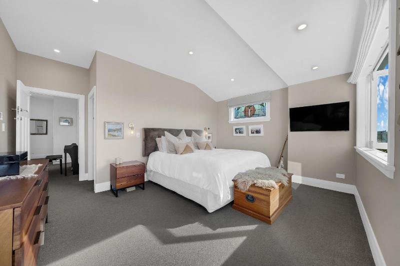 Narrow Neck Beach House Hamptons Luxe Sleeps 7 - image 3