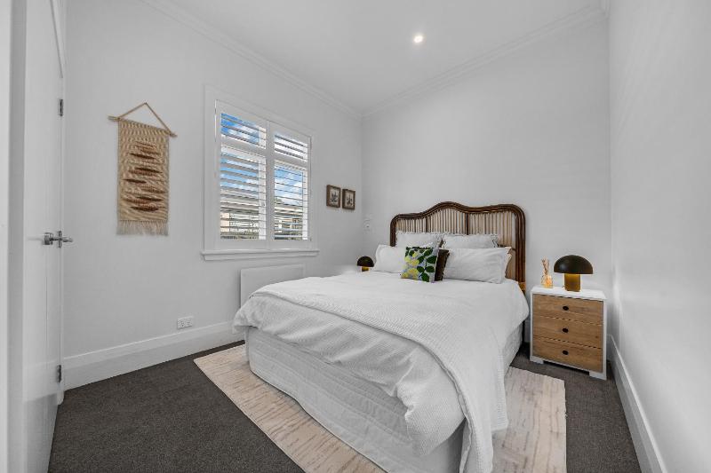Narrow Neck Beach House Hamptons Luxe Sleeps 7 - image 11