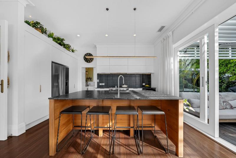 Narrow Neck Beach House Hamptons Luxe Sleeps 7 - image 12