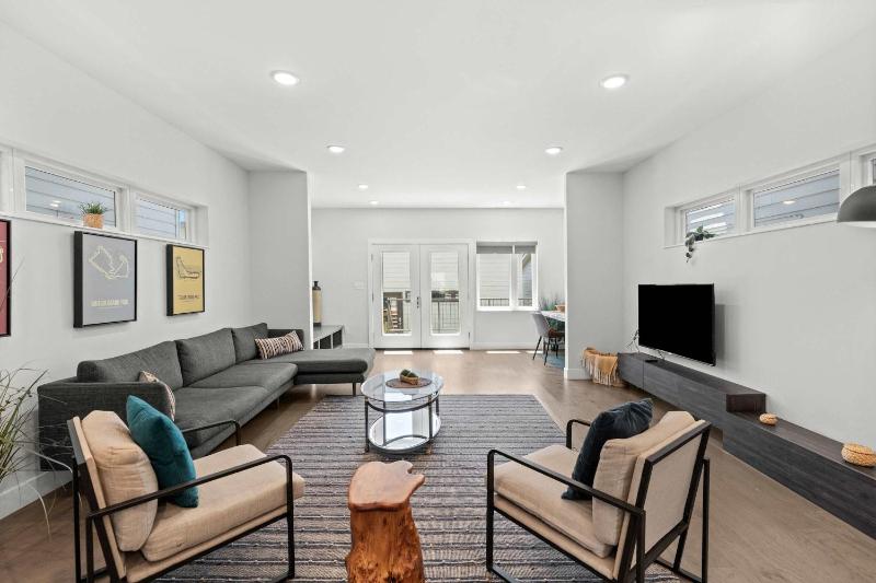 Beautiful Modern 3BR in the Grove ABODEbucks - image 3