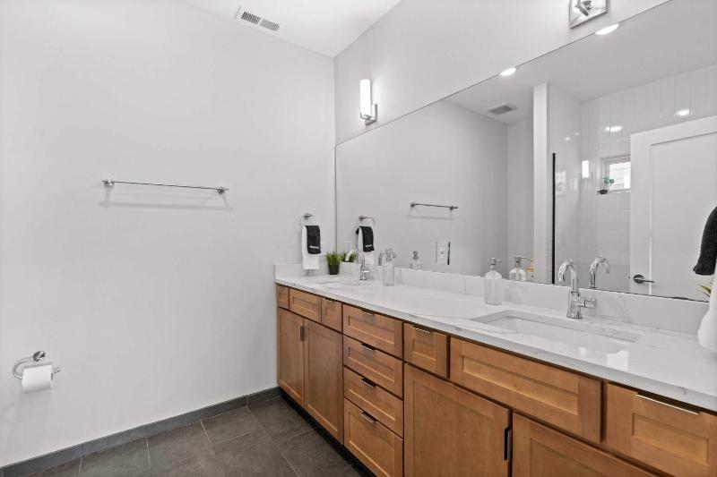 Beautiful Modern 3BR in the Grove ABODEbucks - image 7