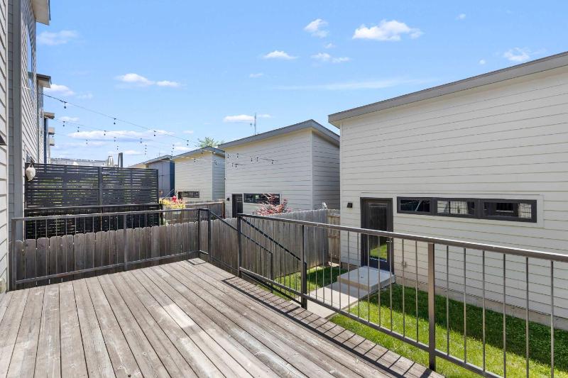 Beautiful Modern 3BR in the Grove ABODEbucks - image 10