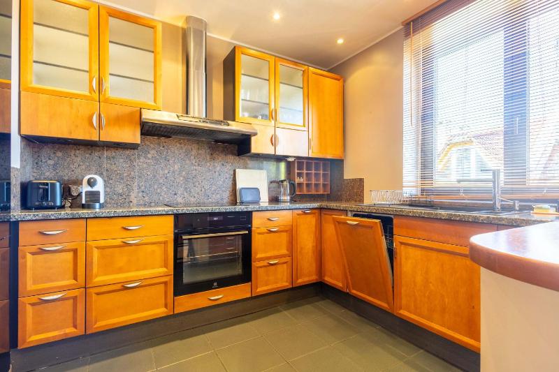 Family Home with a Beautiful Garden in Great Location by Noclegi Renters - image 7