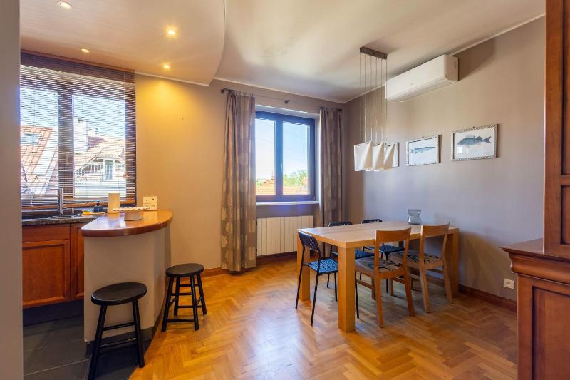 Family Home with a Beautiful Garden in Great Location by Noclegi Renters - image 8