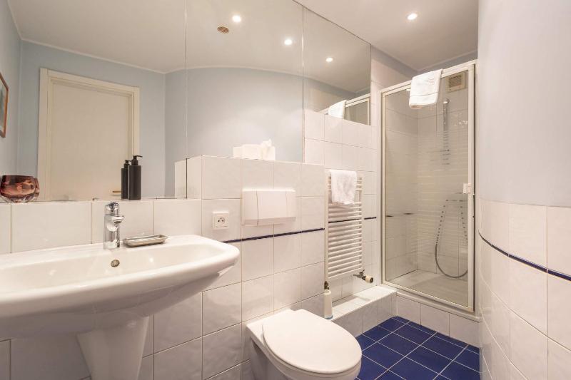 Family Home with a Beautiful Garden in Great Location by Noclegi Renters - image 17