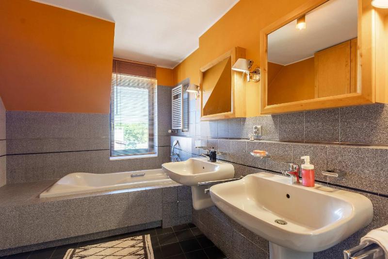 Family Home with a Beautiful Garden in Great Location by Noclegi Renters - image 5