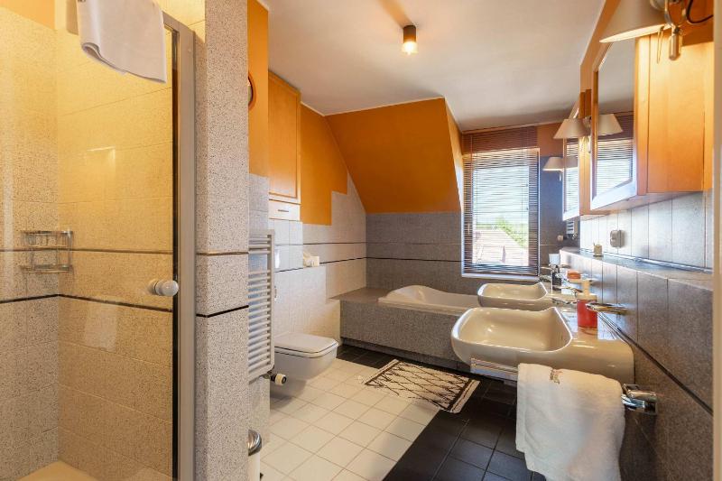 Family Home with a Beautiful Garden in Great Location by Noclegi Renters - image 21