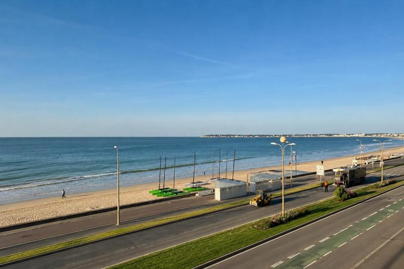 Sea & Pines Apt with Terrace - image 2