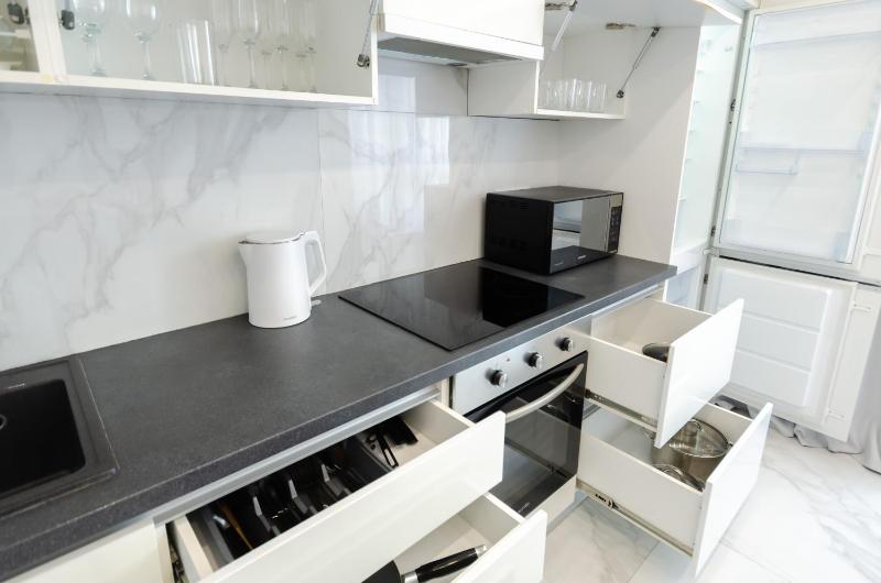 17-122 French Quarter 2 John McCain 1b Kyiv centre stunning city view 15 kW backup power Petrovdom Apartment - image 3