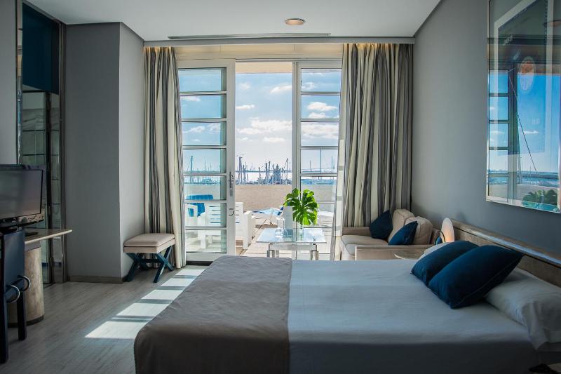 Deluxe Double Room with Balcony and Sea View image 1