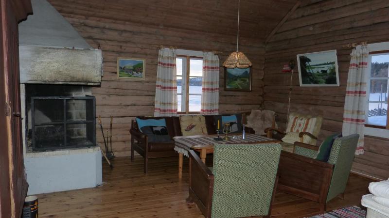Two-Bedroom House with Shared Bathroom image 4