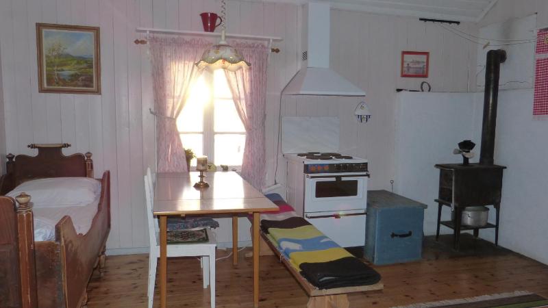 Two-Bedroom House with Shared Bathroom image 3