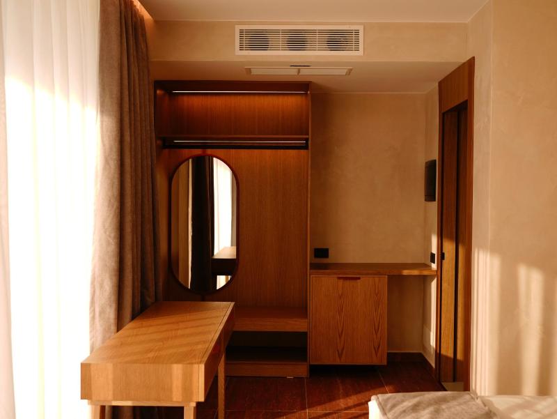 Greg Hotel - image 15