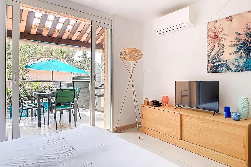 Apartment with terrace near the sea - image 12