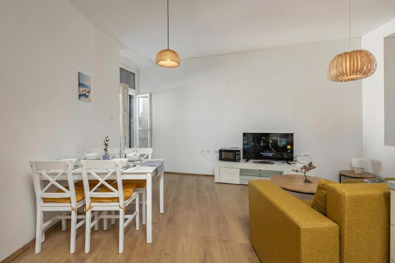 4-Bedroom City Apartment Anna - Happy Rentals - image 22