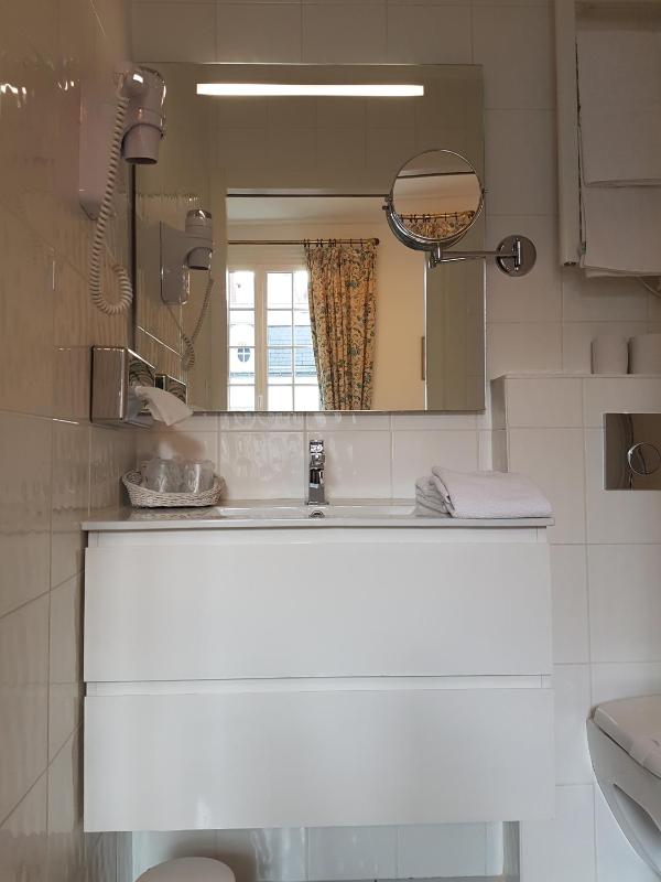 Classic Double Room image 3