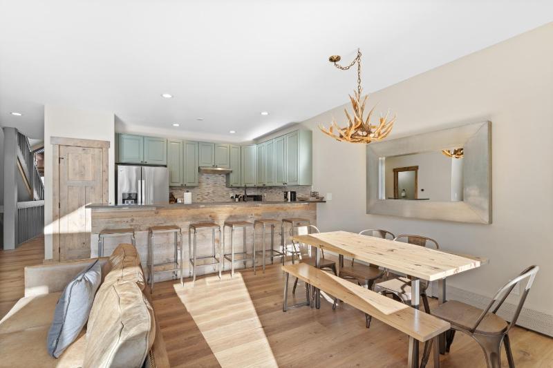 4 Bedrooms - image 45