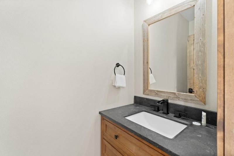 4 Bedrooms - image 6