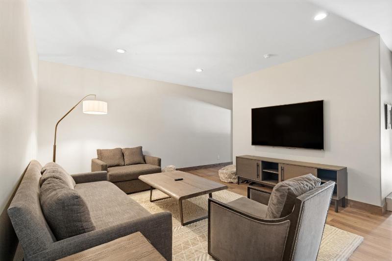 4 Bedrooms - image 26