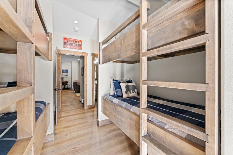 4 Bedrooms - image 12