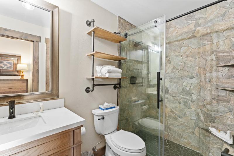 4 Bedrooms - image 18