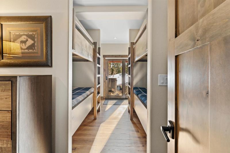 4 Bedrooms - image 20
