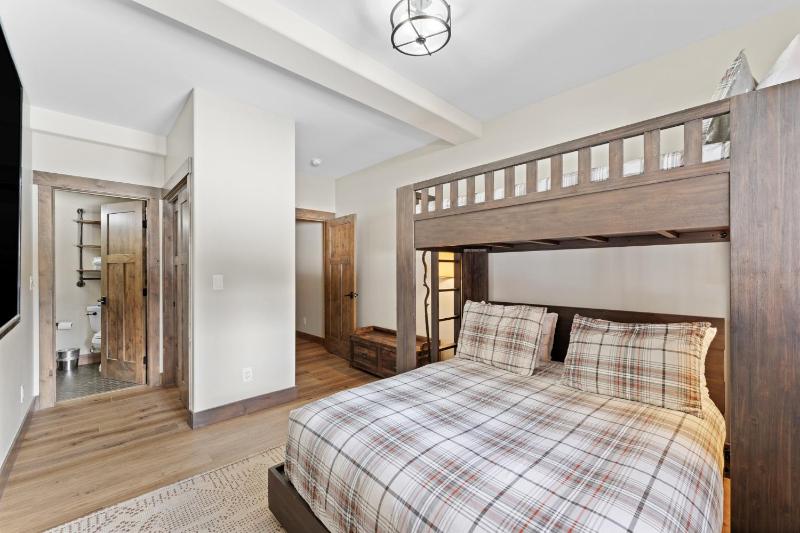 4 Bedrooms - image 14