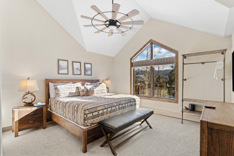 4 Bedrooms - image 17