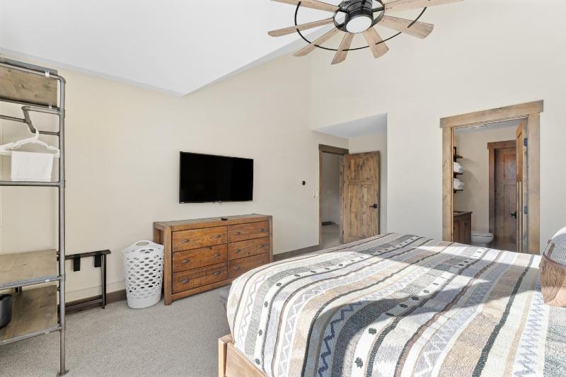 4 Bedrooms - image 7