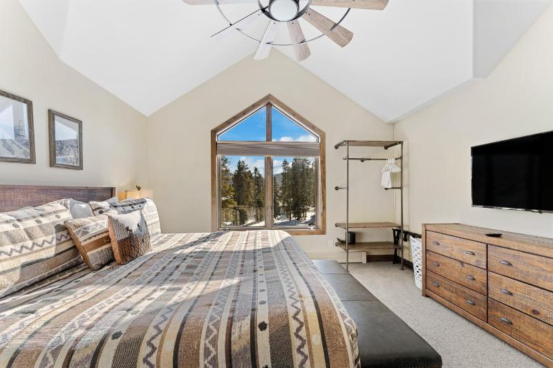 4 Bedrooms - image 4