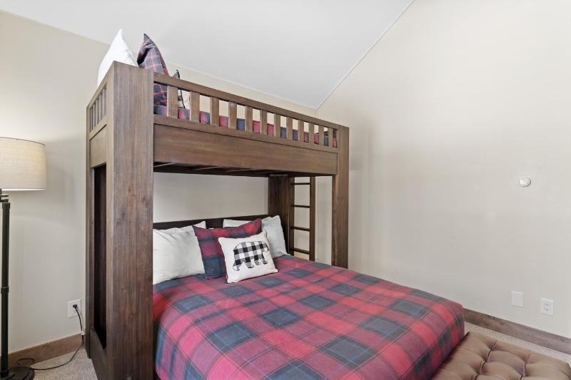 4 Bedrooms - image 9