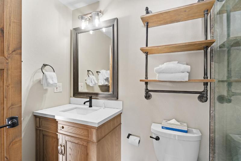 4 Bedrooms - image 24