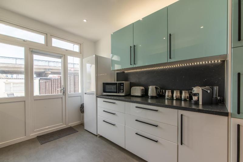 Stunning 3-Bedroom Luxury House in North End Portsmouth Pet Friendly Perfect of Groups with Private Parking SUMMER SPECIAL OFFER by Blue Puffin Stays - image 6