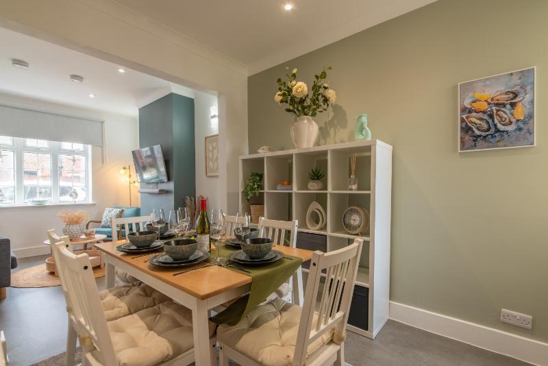 Stunning 3-Bedroom Luxury House in North End Portsmouth Pet Friendly Perfect of Groups with Private Parking SUMMER SPECIAL OFFER by Blue Puffin Stays - image 9