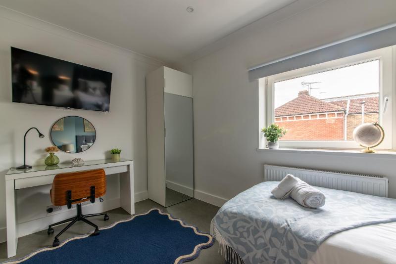 Stunning 3-Bedroom Luxury House in North End Portsmouth Pet Friendly Perfect of Groups with Private Parking SUMMER SPECIAL OFFER by Blue Puffin Stays - image 34